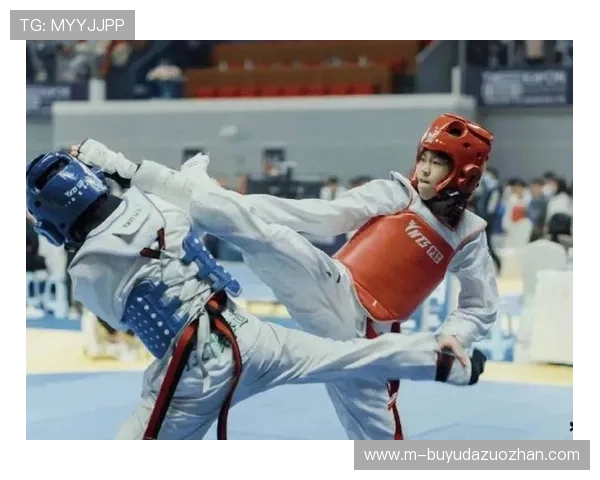 跆拳道临场教练激情指导 赛场边的热血瞬间成为焦点风景