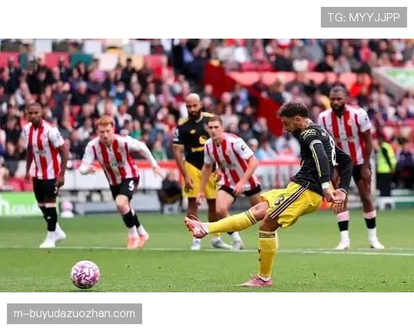 特写：争议判罚后，布伦特福德主帅托马斯·弗兰克与第四官员激烈交流